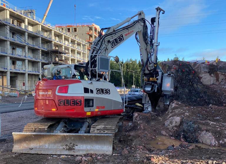 Kallion reikien porausta radio-ohjattavalla kaivinkoneella