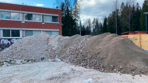 Työmaalla seulakäsitelty betonikasa