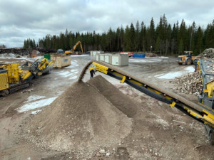 Betonin seulontaa Keestrack-seulalla